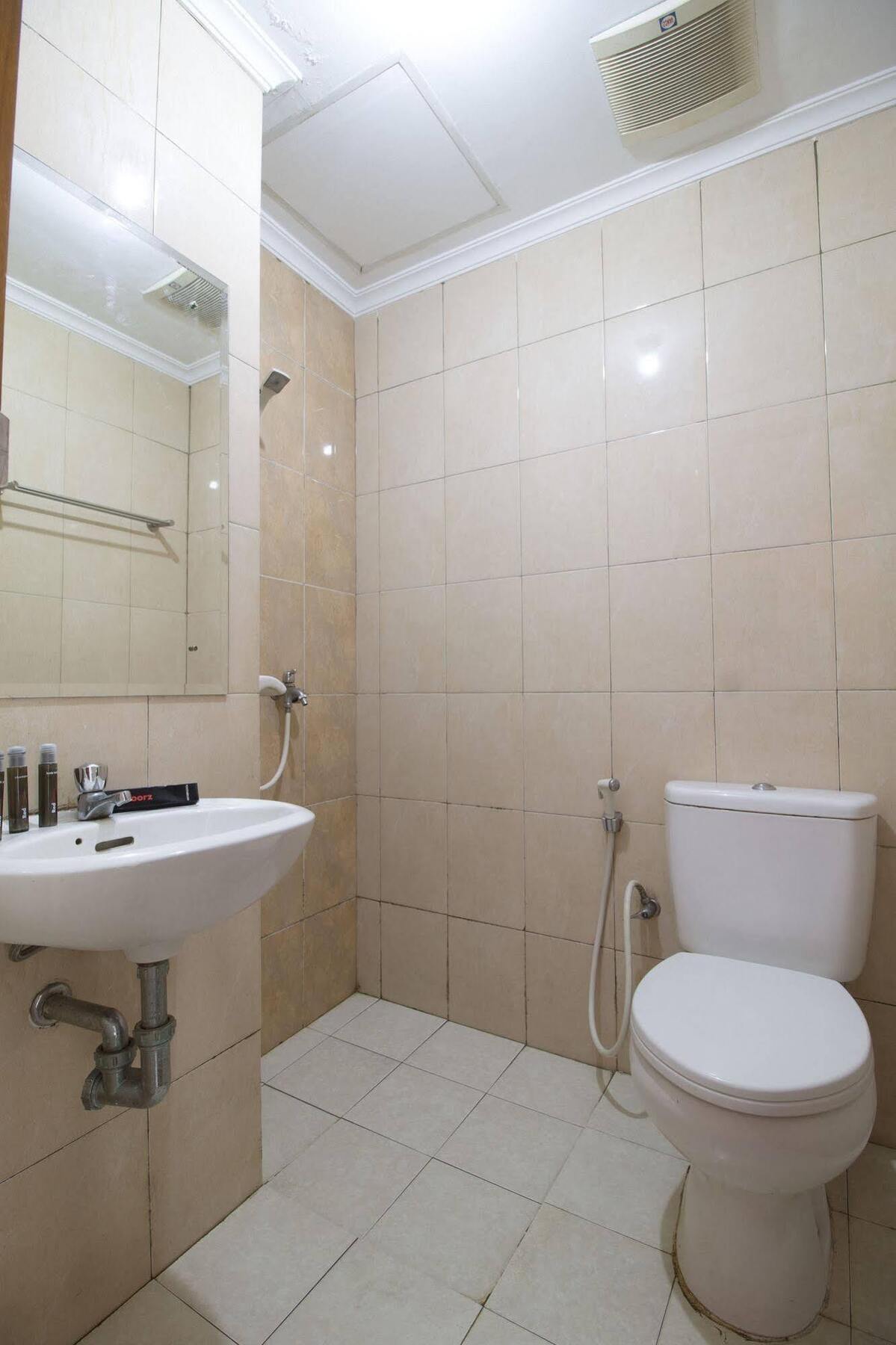 Reddoorz Apartment @ Margonda Residence Depok Exterior photo