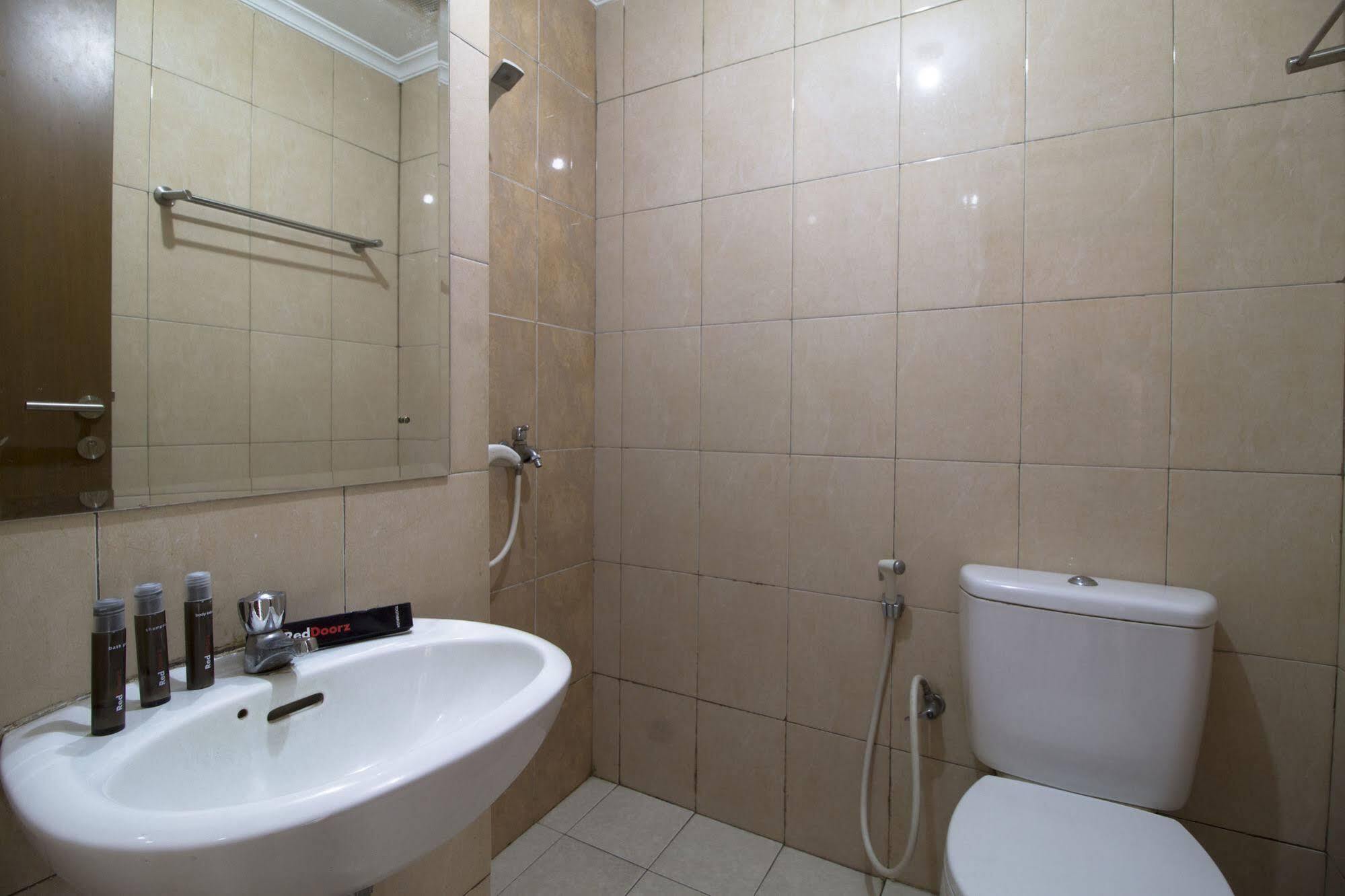 Reddoorz Apartment @ Margonda Residence Depok Exterior photo